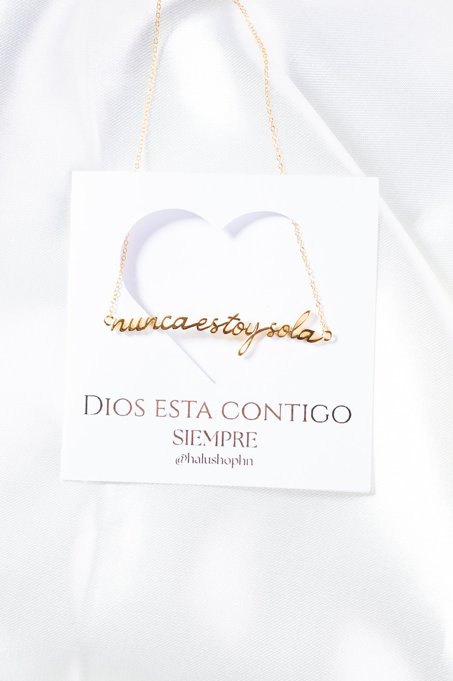 Nunca estoy sola necklace